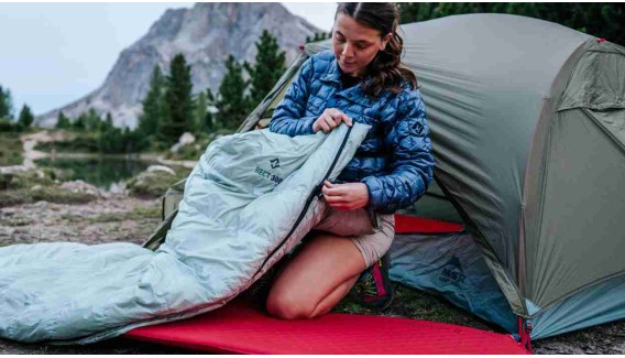 Třísezónní péřové spacáky – univerzální komfort pro každou výpravu